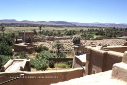 Image du Maroc Professionnelle de  Paysage du Sud sur la vallée, au premier plan les toits des maisons de la Kasbah de  Ouarzazate où résident la population berbères du sud du Maroc, le Samedi 23 Août 1997. (Photo / Abdeljalil Bounhar)